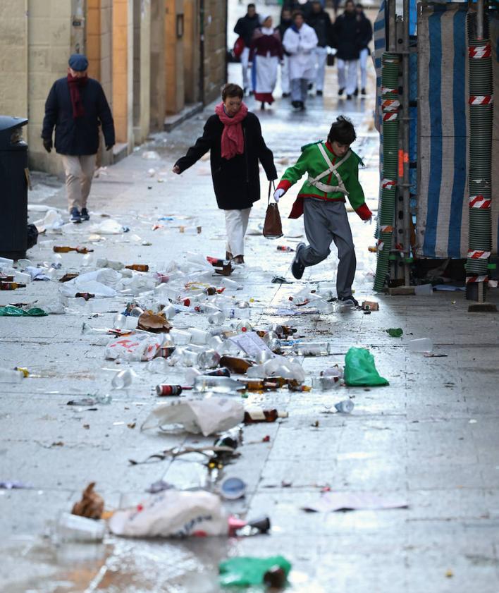 Imagen secundaria 2 - «Había tanta gente que no podíamos limpiar la Parte Vieja»