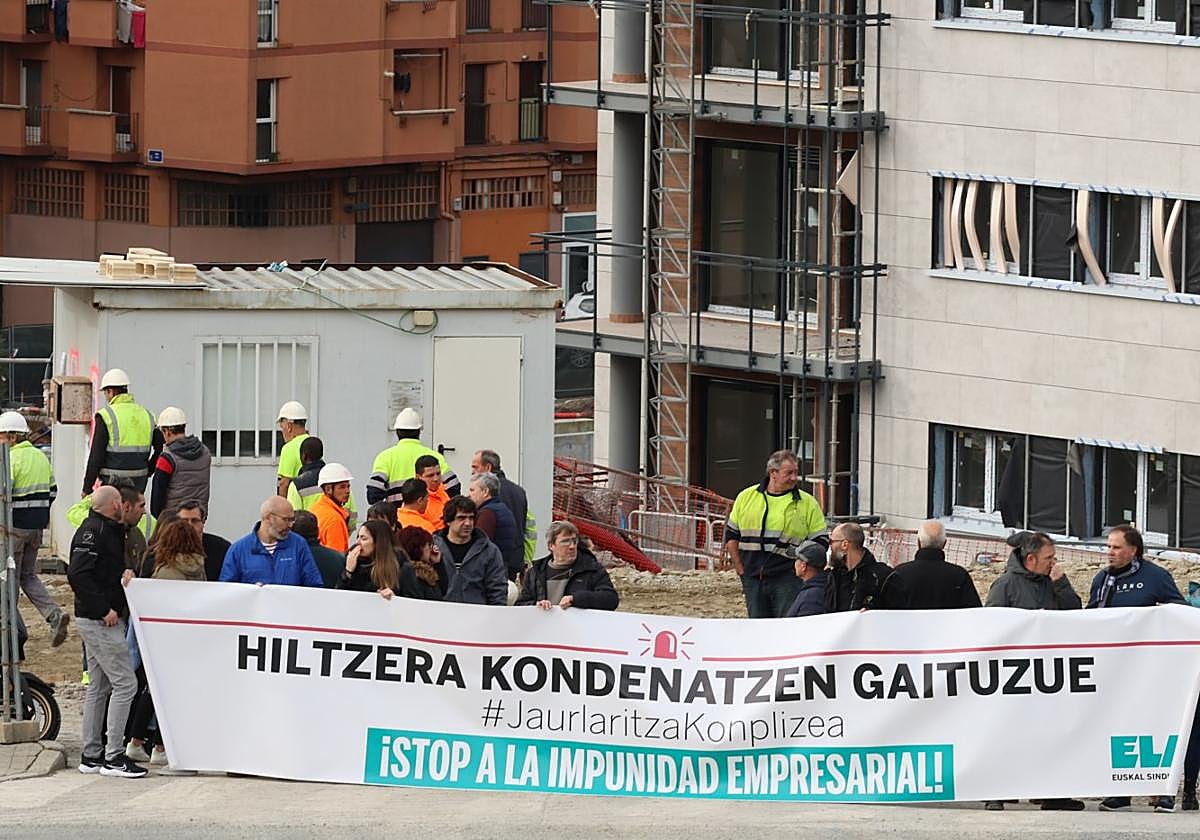 Representantes de ELA, ante la obra donde falleció el trabajador.