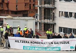 Representantes de ELA, ante la obra donde falleció el trabajador.