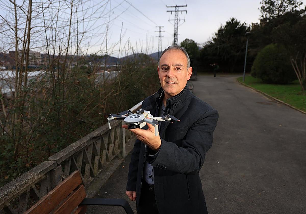 Josean Díez muestra uno de sus drones en el parque Mendibil de Irun.