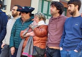 'Paxo' con la txapela y una emocionada Romero, rodeados de sus tres hijos, Iñaki, Patxi y Julen en el homenaje del domingo.