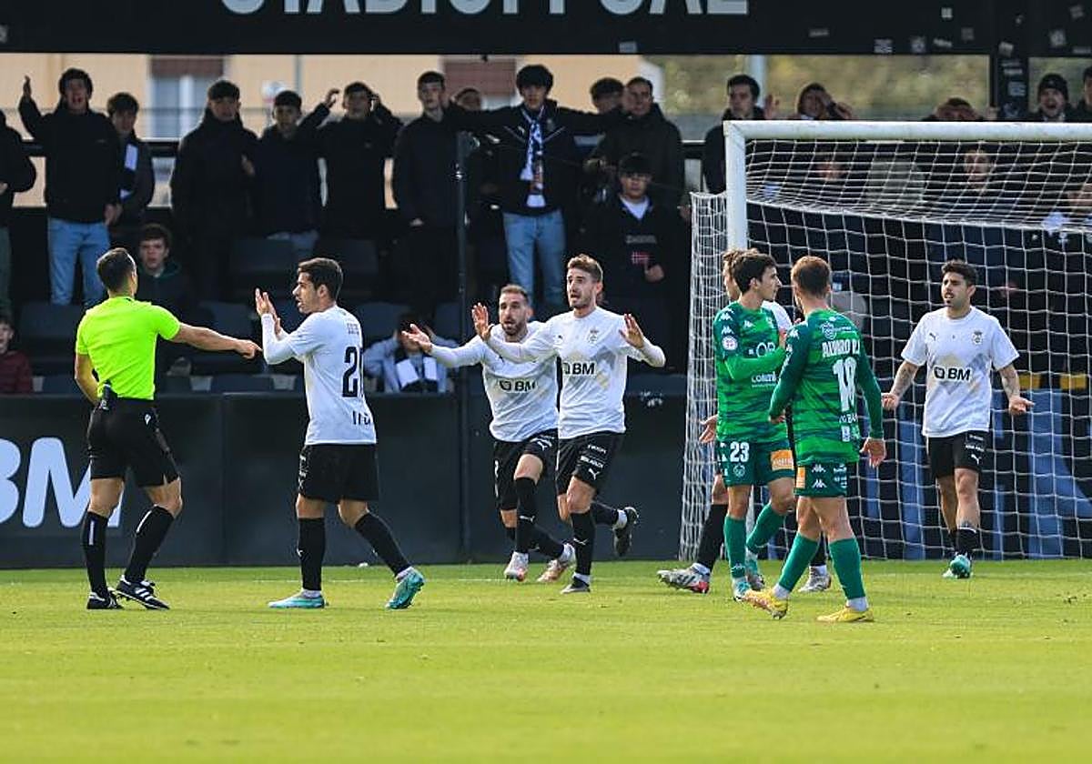 El colegiado señala penalti a favor del Arenteiro ante la incredulidad de los irundarras.