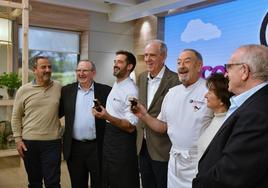 Joseba y Karlos Arguiñano reciben las 'Insignias deOro' de la Federación de Bancos de Alimentos.