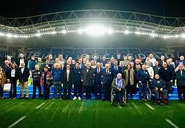 Los 63 abonados junto a miembros de la directiva, jugadores, cuerpo técnico y repersentantes de la Asociación de Veteranos.