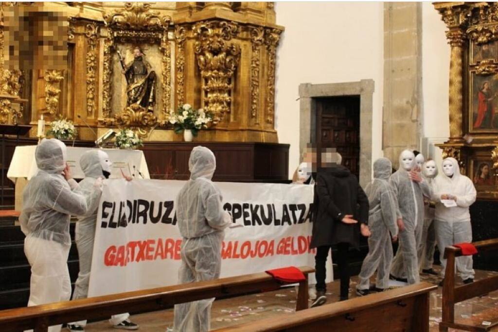 Protesta de Gazte Asanblada de Zestoa en la iglesia