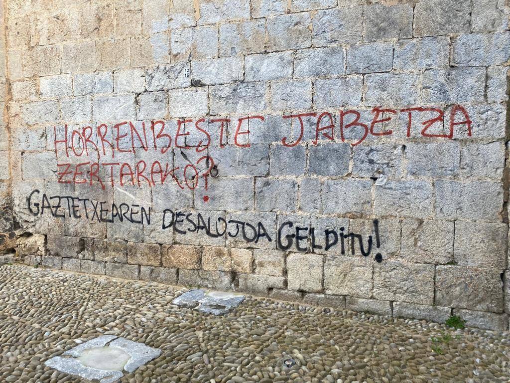 Protesta de Gazte Asanblada de Zestoa en la iglesia