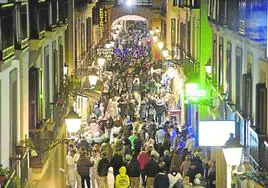 La calle Puerto, abarrotada de gente el Día de San Sebastián.