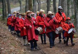 Axeri Dantza Taldea, con los txistularis al frente, en la Puska Biltzea del pasado año.