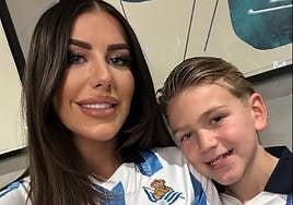 Kelly Loef, pareja del txuri-urdin Sheraldo Becker, junto a su hijo con la camiseta de la Real.