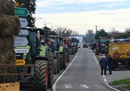 Agricultores franceses bloquean con sus tractores una carretera del sur de Francia.