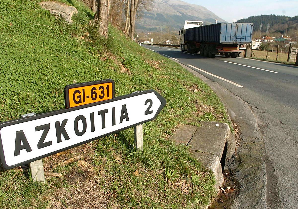 Señal en uno de los cruces de la GI-631 en Azkoitia.
