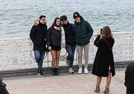 Unos turistas se sacan una foto en el Paseo de La Concha el pasado mes de diciembre