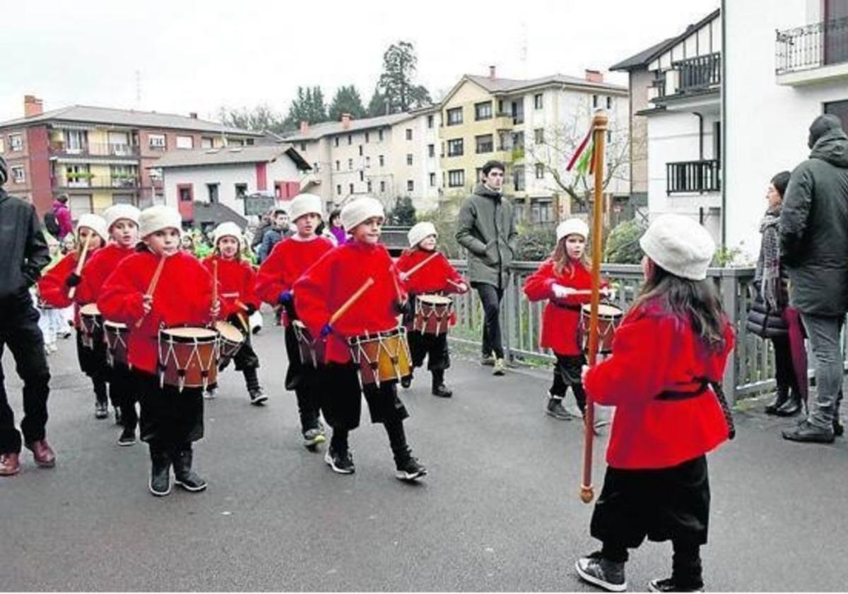 La tamborrada infantil volverá a recorrer las calles de Idiazabal la tarde del domingo.