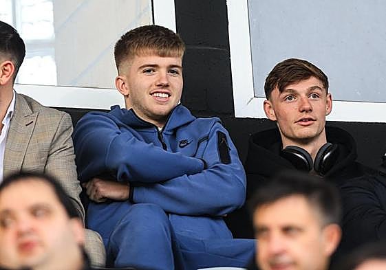 Feeney, de azul, vio en el palco el partido contra el Arenteiro.