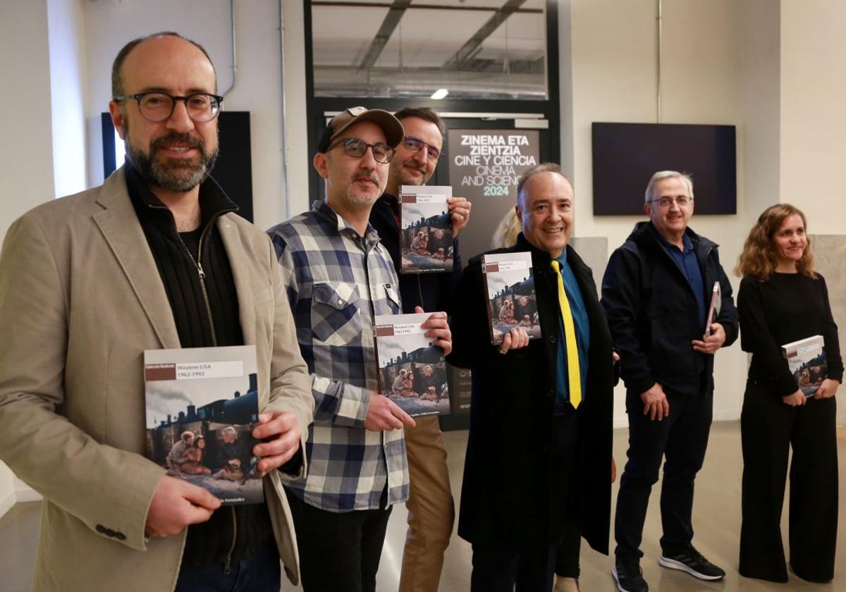 Algunos de los autores posaron con el libro ayer en Tabakalera.