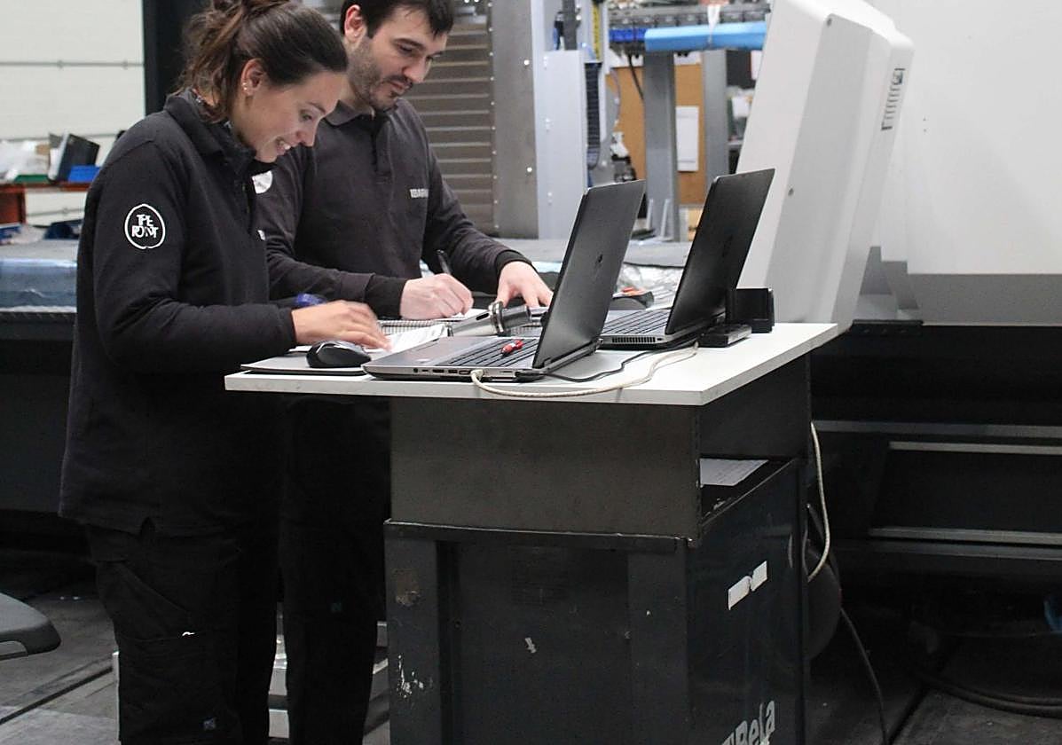 Dos trabajadores de una empresa guipuzcoana del Metal, principal sector que aporta a Geroa.