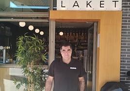 El dueño del bar Laket, Kike Pérez, delante de su establecimiento.