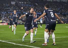 Mikel Oyarzabal corre a abrazarse con Mikel Merino tras rematar al fondo de la red su centro.