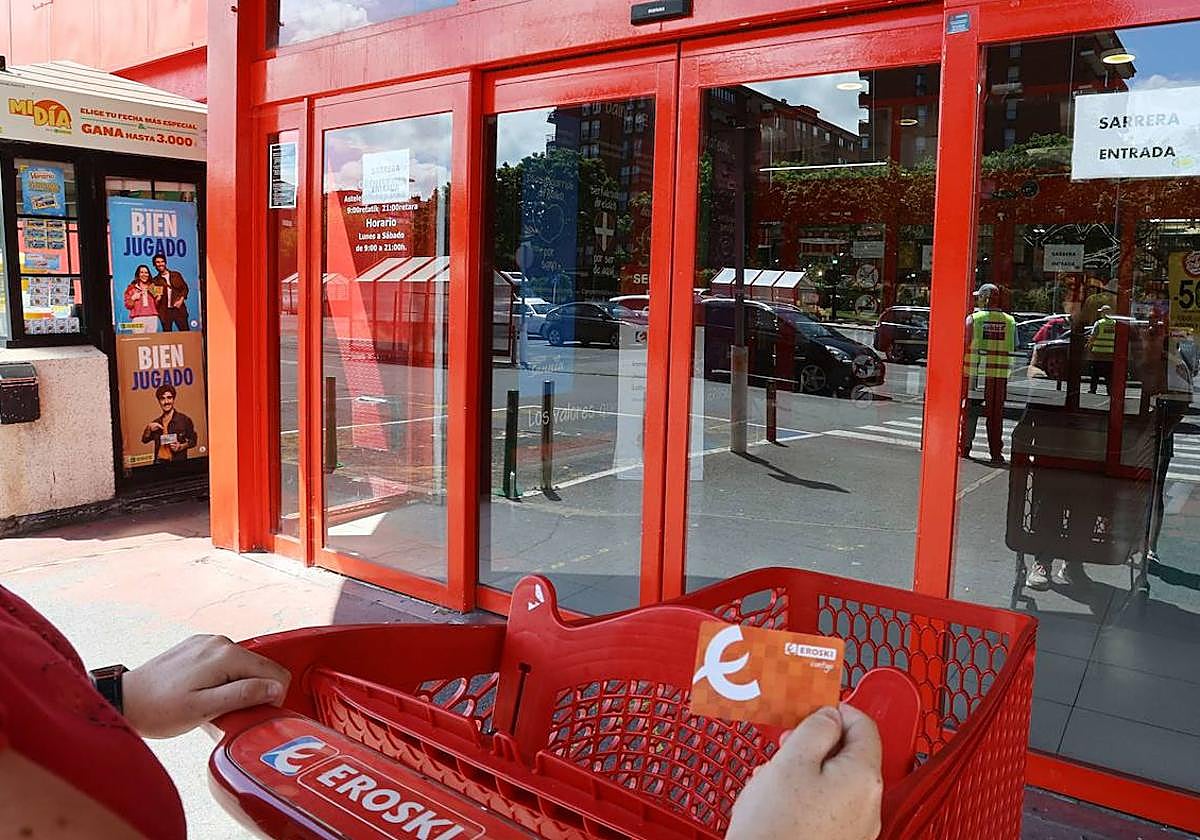 Una beneficiaria del programa 'Hitzartuz' haciendo la compra con una tarjeta monedero.