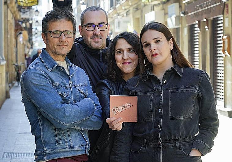 Juantxo Zeberio, Beñat Barandiaran, Itsaso Etxebeste y Elene Arandia posan con su nuevo disco.