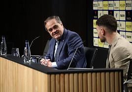 Aperribay mira a Javi Galán en la presentación del jugador del Atlético de Madrid.