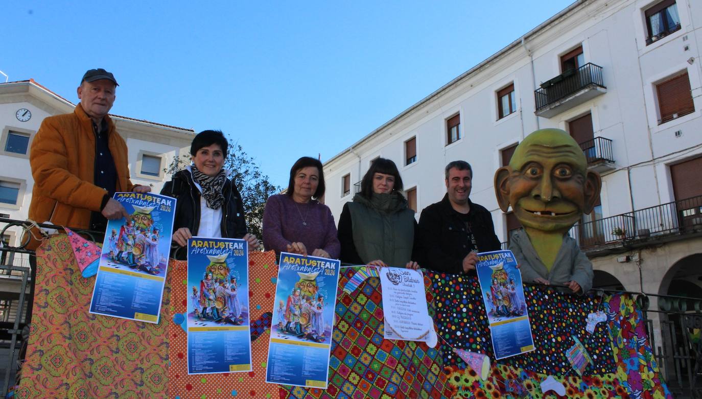 Representantes del Ayuntamiento y de distintos colectivos que impulsan el programa del carnava, junto a Txapeltxin en la presentación.