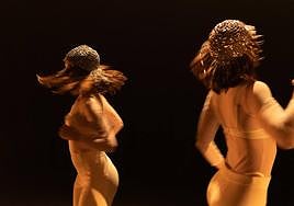 Nerea Gurrutxaga eta Oihana Vesga 'Erreka ondoan, bi gezur' obrako emanaldi batean.