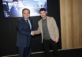 Jokin Aperribay y Javi Galán se saludan momentos antes de arrancar la rueda de prensa en el Reale Arena.