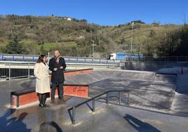 La directora de Deportes de la Diputación, Marta Pastor, con el alcalde Jon Iraola, en la visita que realizaron a la pista de skate de Sautxi.