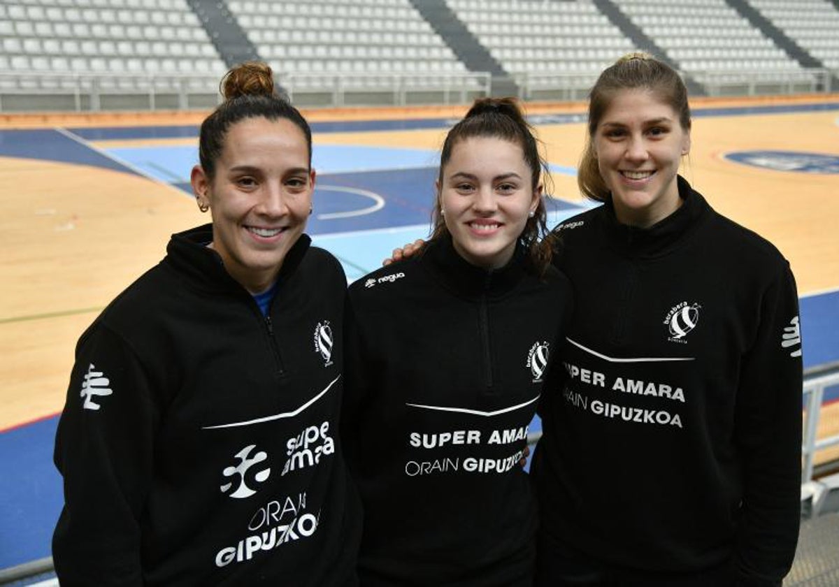 Maddi Aalla, Lydia Blanco y Elke Karsten antes de entrenar este viernes en el Gasca