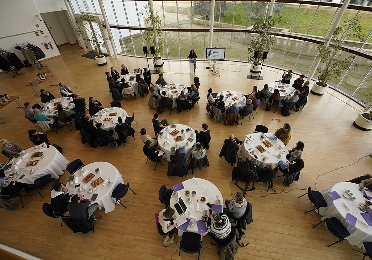 Panorámica de la comparecencia de Idurre Eskisabel, este viernes.