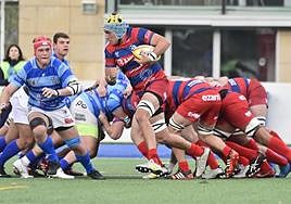 Mikel Pérez se escapa con el oval tras una melé.