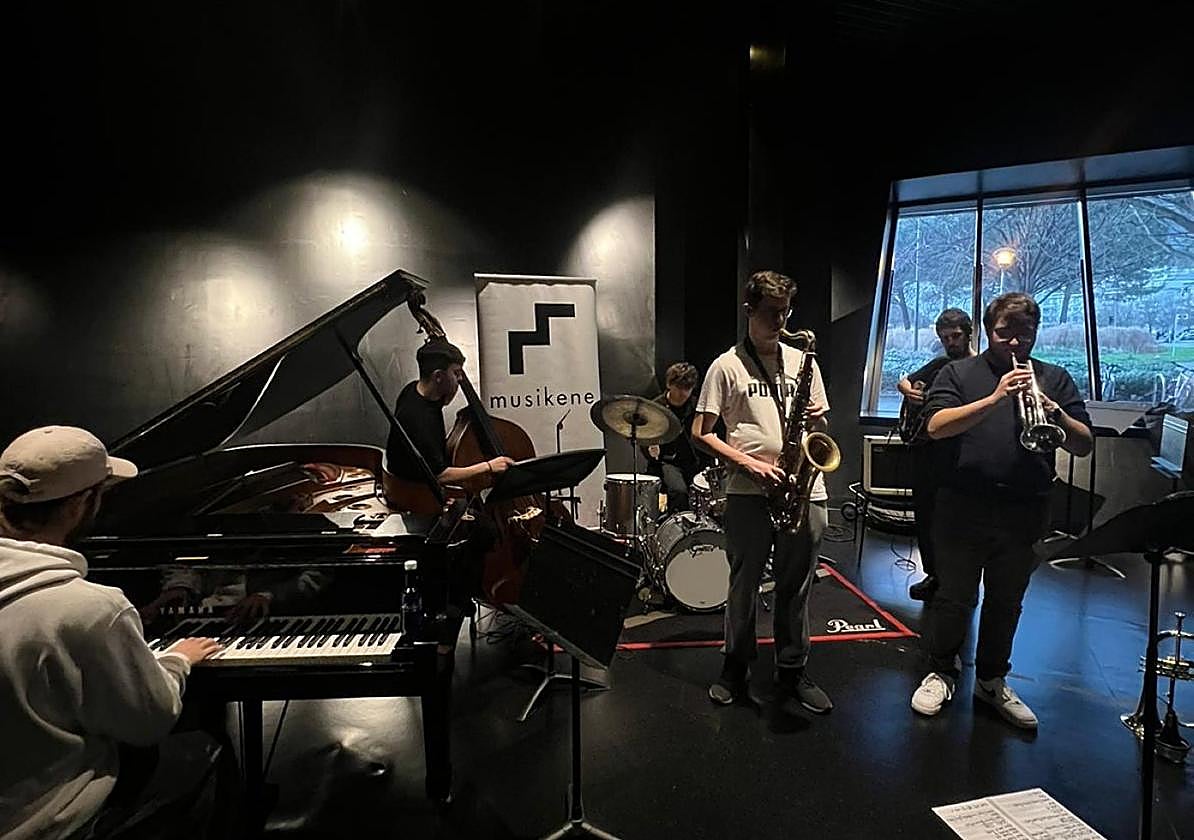 La cafetería de Musikene acoge estas últimas semanas audiciones abiertas de los alumnos de jazz.