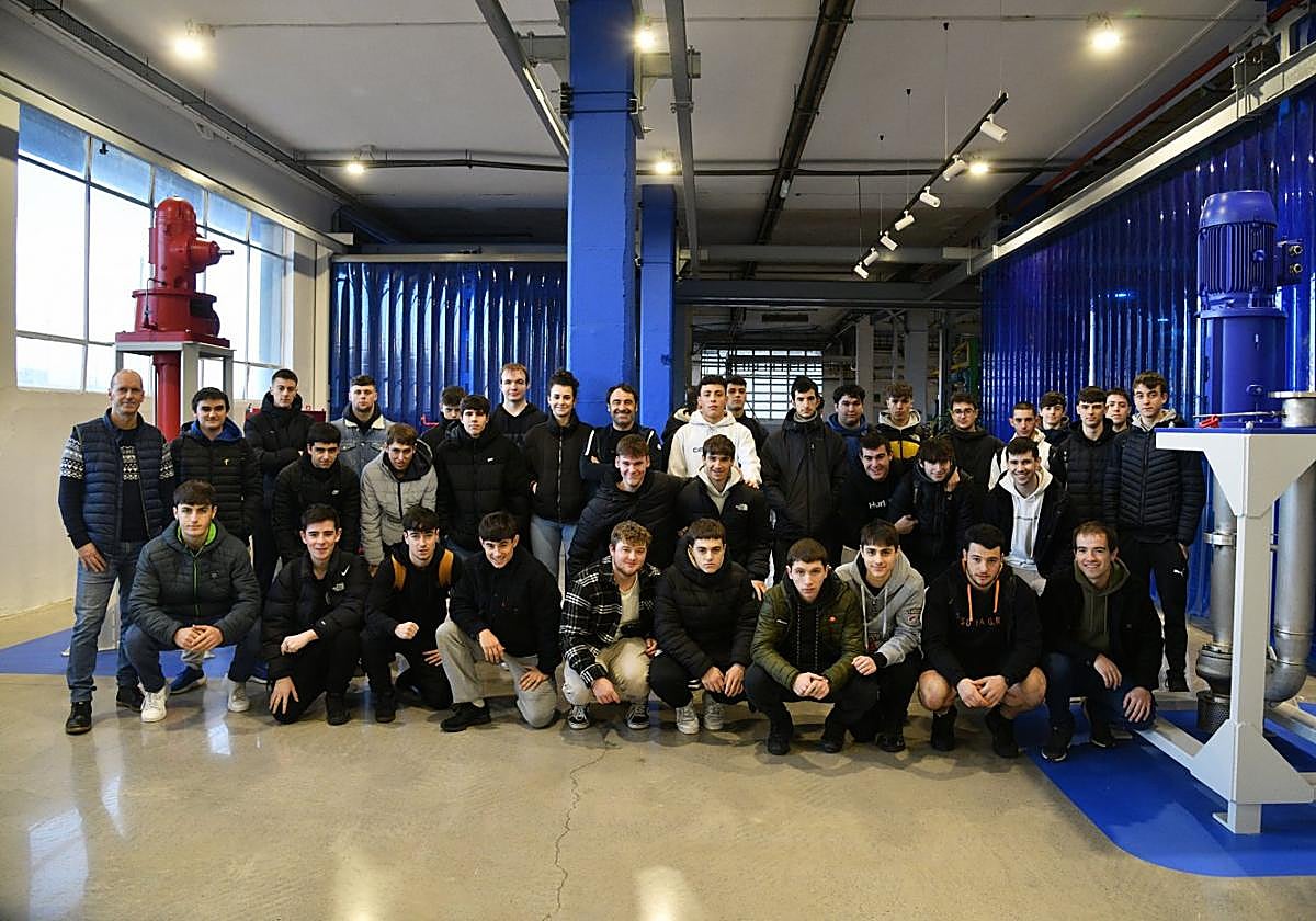 Visitas fructíferas. Los jóvenes participantes en STARTinnova conocieron desde dentro las empresas mentoras durante sus visitas.