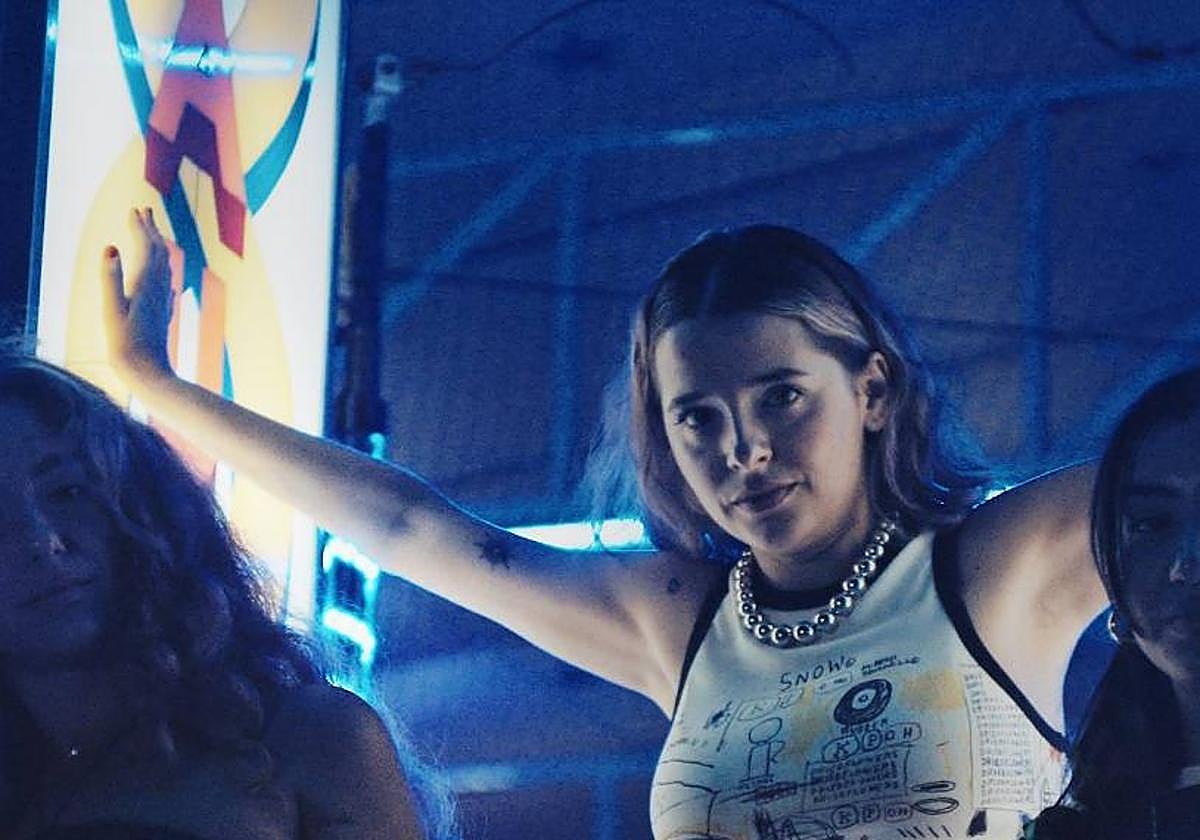 La cantautora donostiarra Sara Azurza en una imagen de su nuevo single 'Hiri Ilunen Humeak'. p