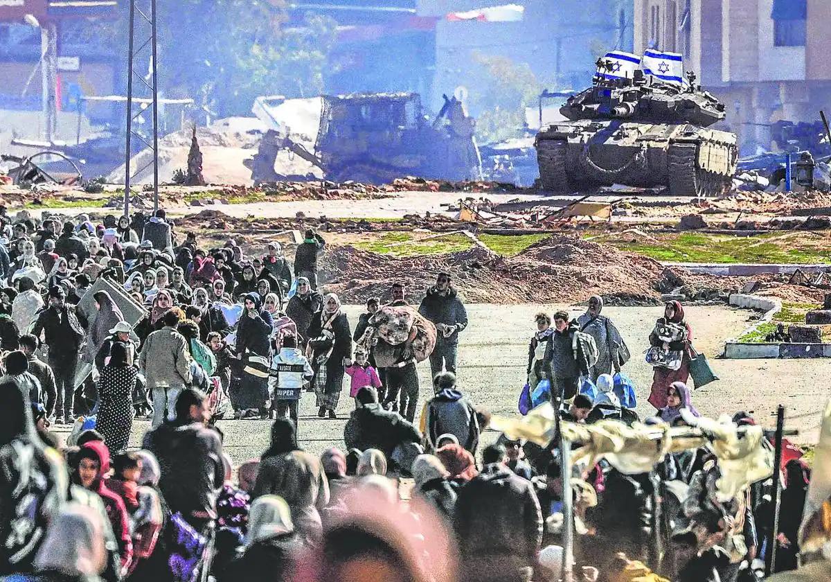 Un tanque israelí avanza por una de las entradas al campo de refugiados de Khan Yunis en Gaza