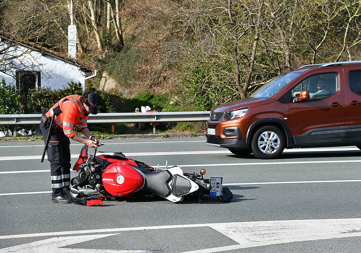 La moto en la que viajaba el varón fallecido en la GI-631