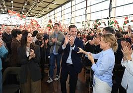 La diputada general de Gipuzkoa, Eider Mendoza, felicita a Pradales en presencia de Bakartxo Tejeria.