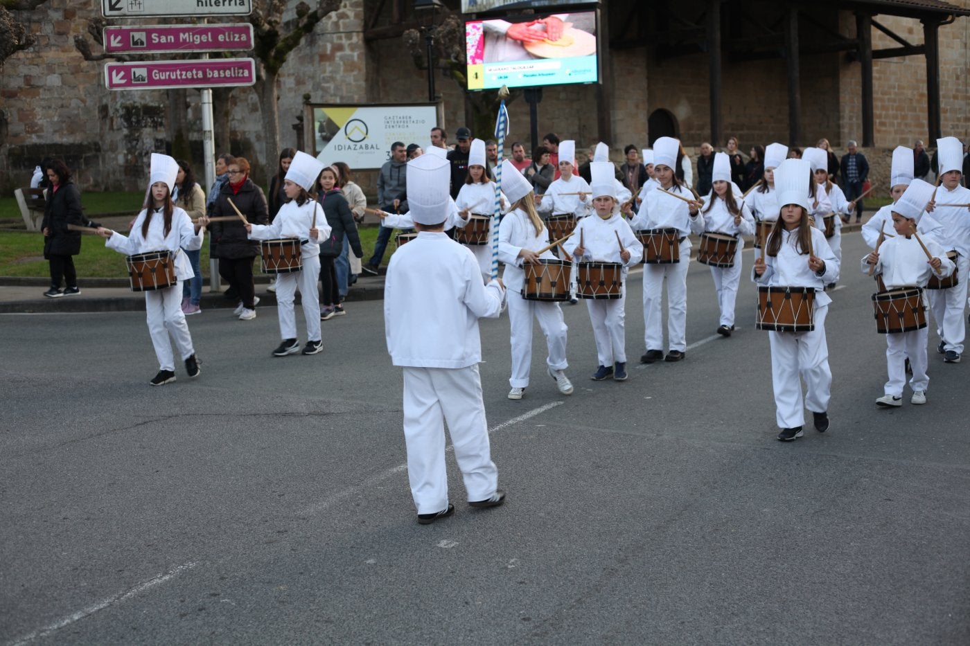 El sonido de los tambores tomó las calles de la villa durante la tarde de este domingo.