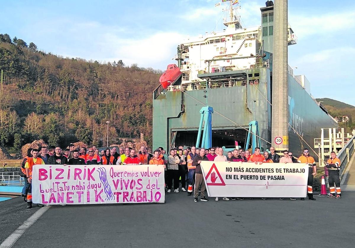 Trabajadores del puerto de Pasaia se han concentrado este domingo.