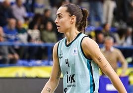 La sevillana Alba Prieto, dorsal número 4 del IDK Euskotren, en un momento del partido.