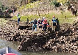 Los efectiovos de rescate sacan el cuerpo del río Bidasoa.