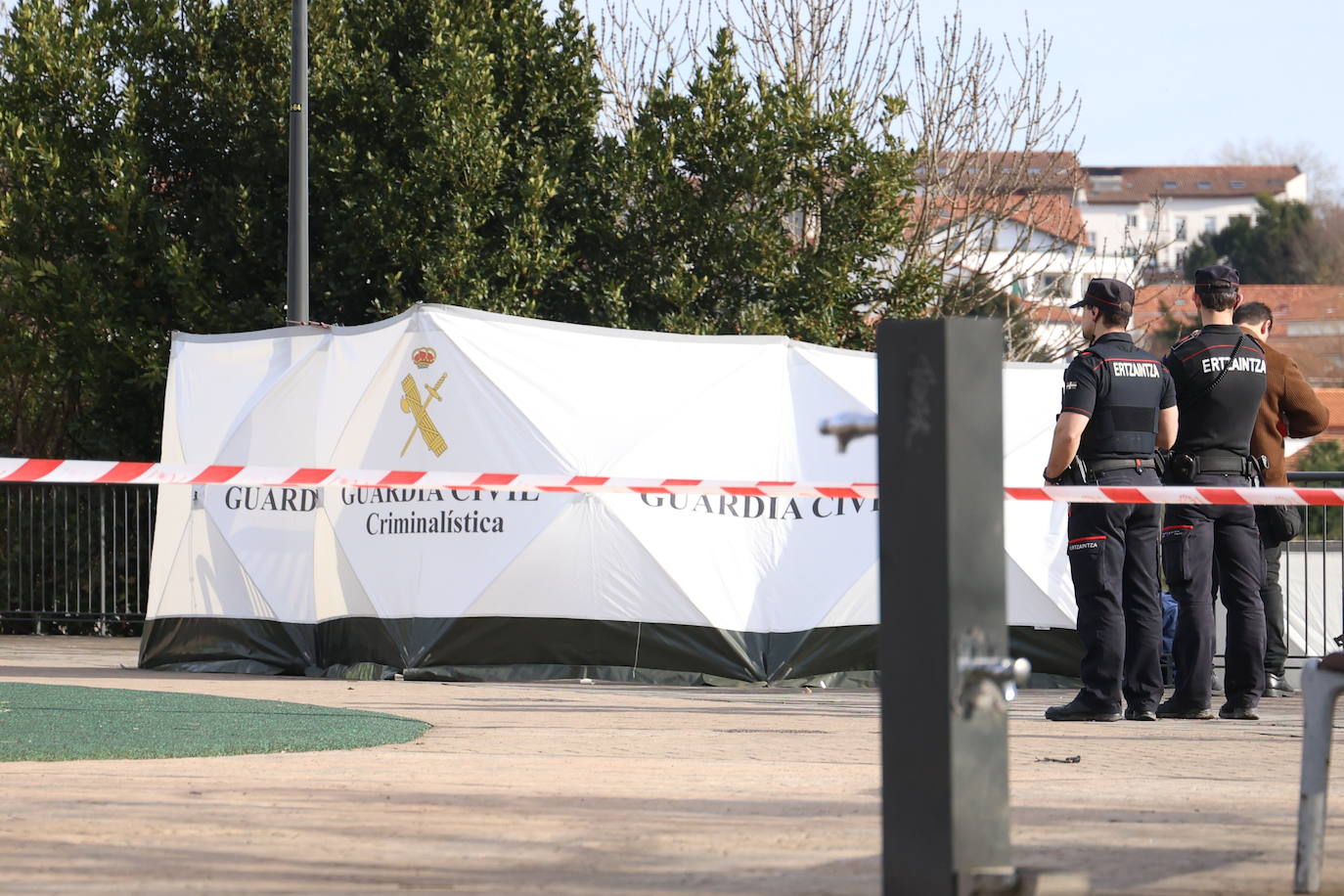 Las imágenes del rescate de un cadáver en el río Bidasoa