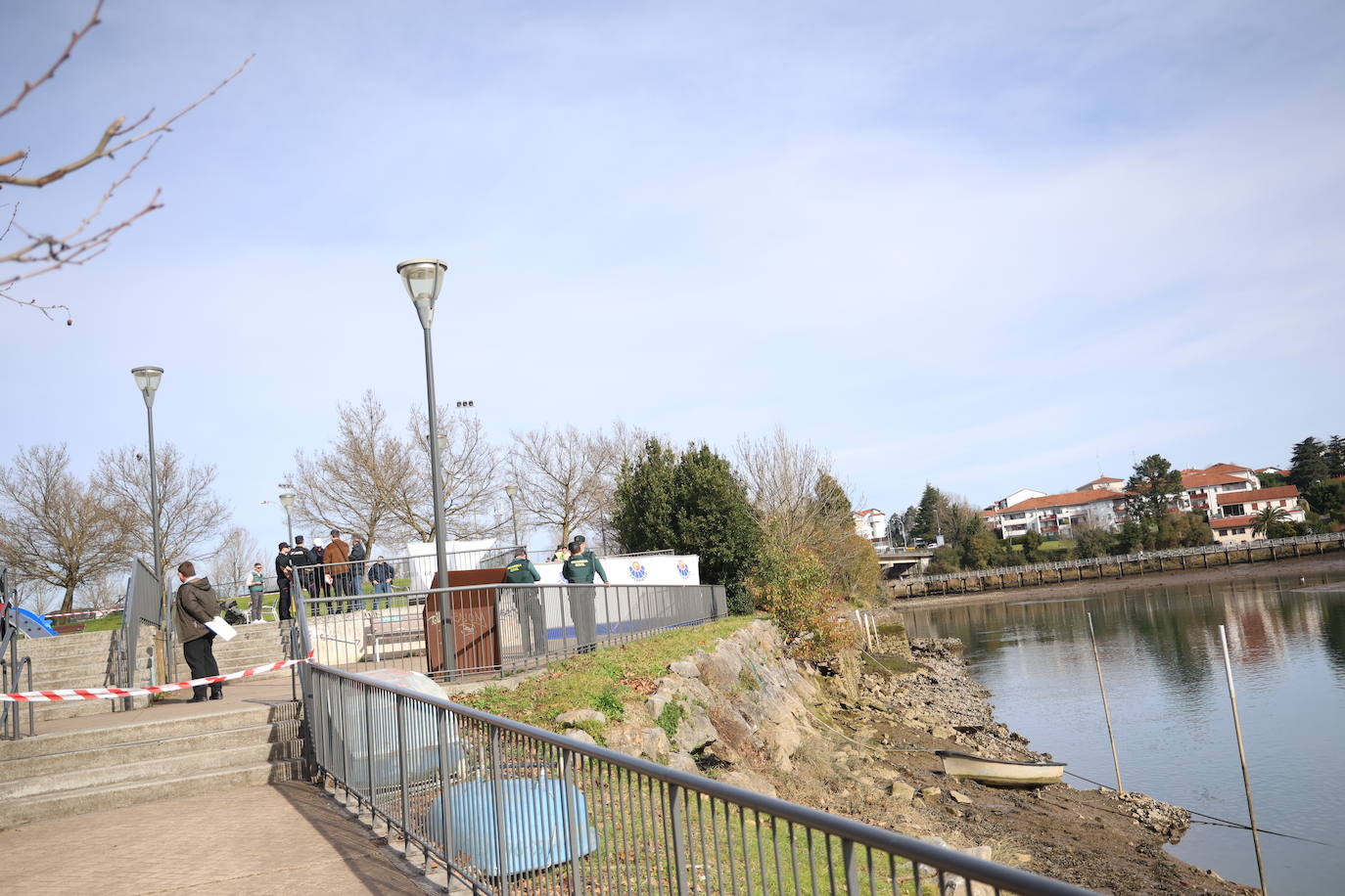 Las imágenes del rescate de un cadáver en el río Bidasoa