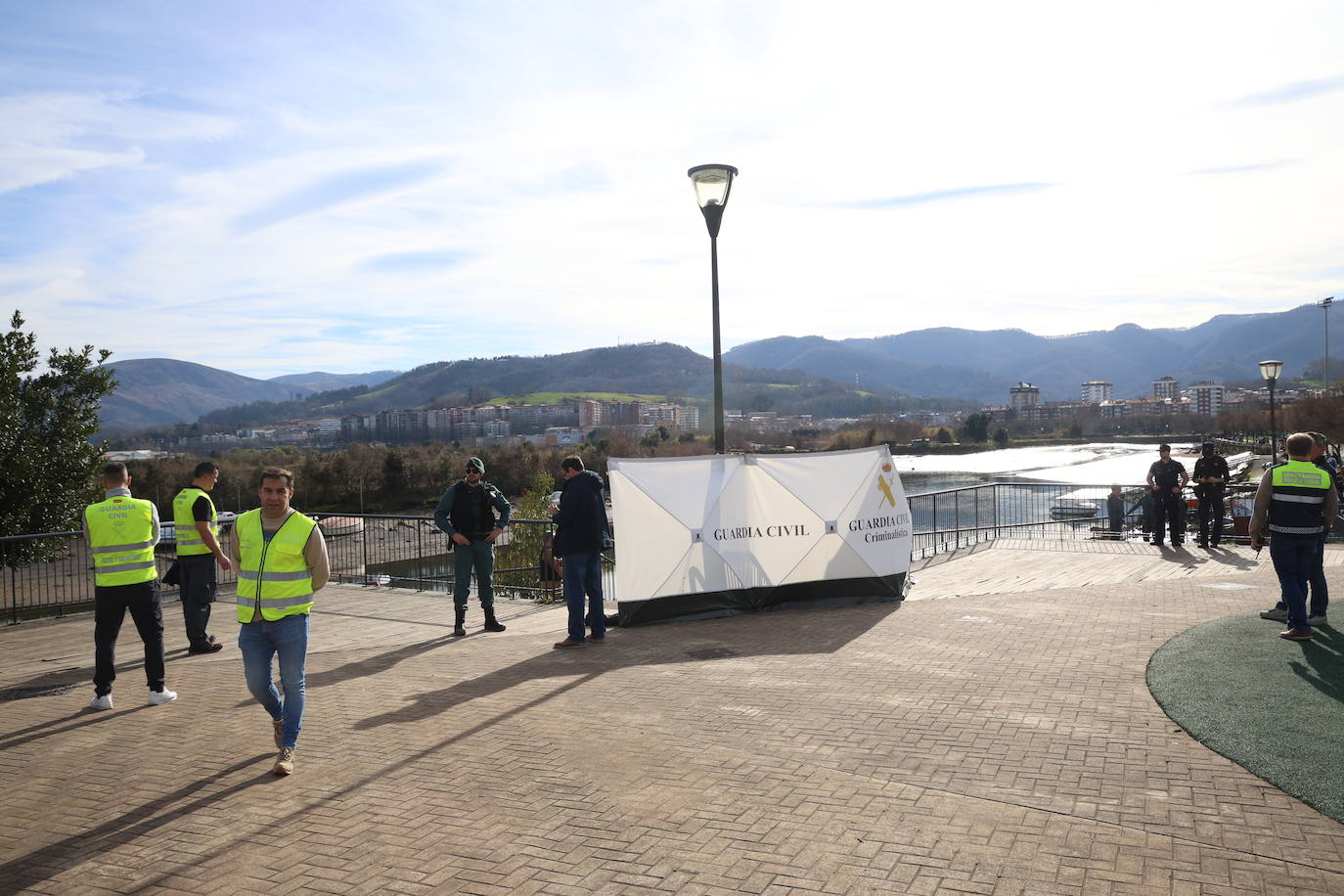 Las imágenes del rescate de un cadáver en el río Bidasoa