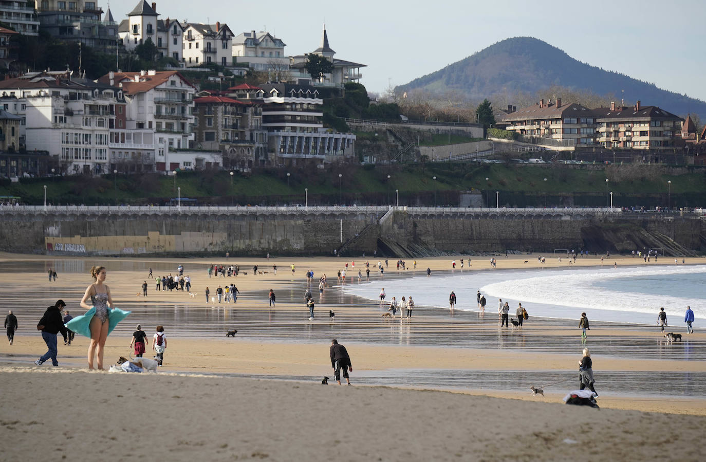 Enero se despide de Gipuzkoa con tiempo de playa