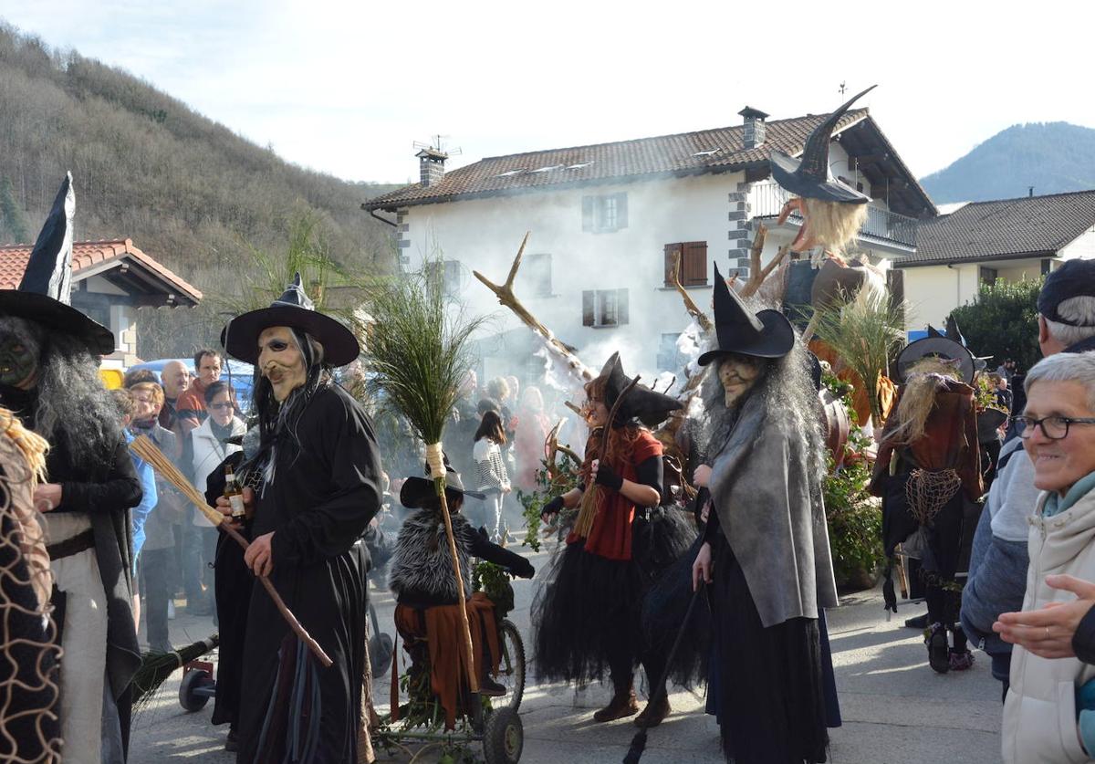 Las brujas han tomado este domingo las calles de Sunbilla.