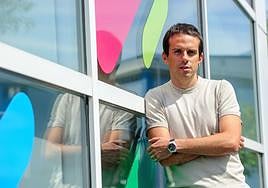 Pello Otxandiano en la sede de Donostia de EH Bildu.