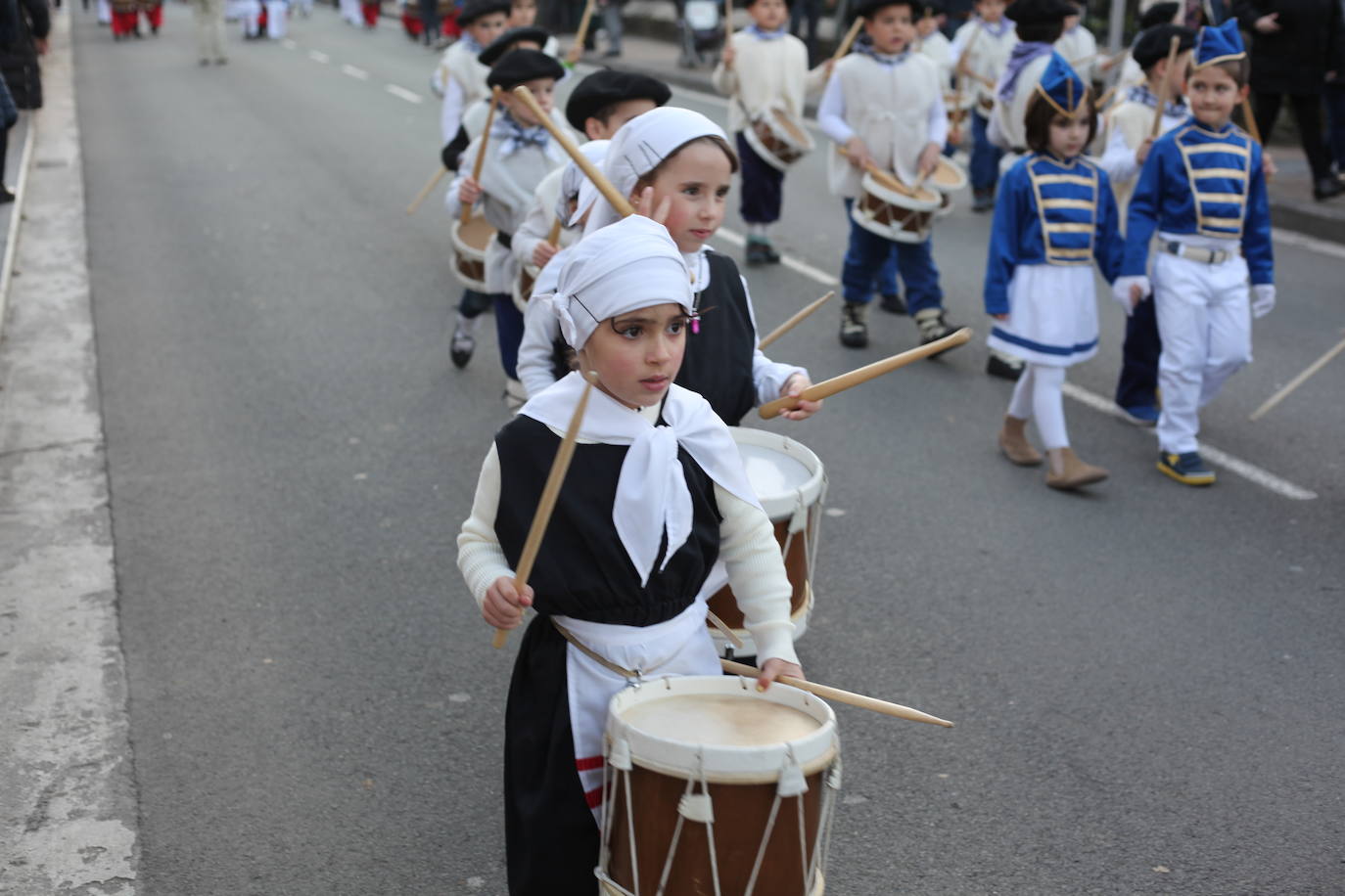 El ritmo de los tambores invade las calles de Idiazabal