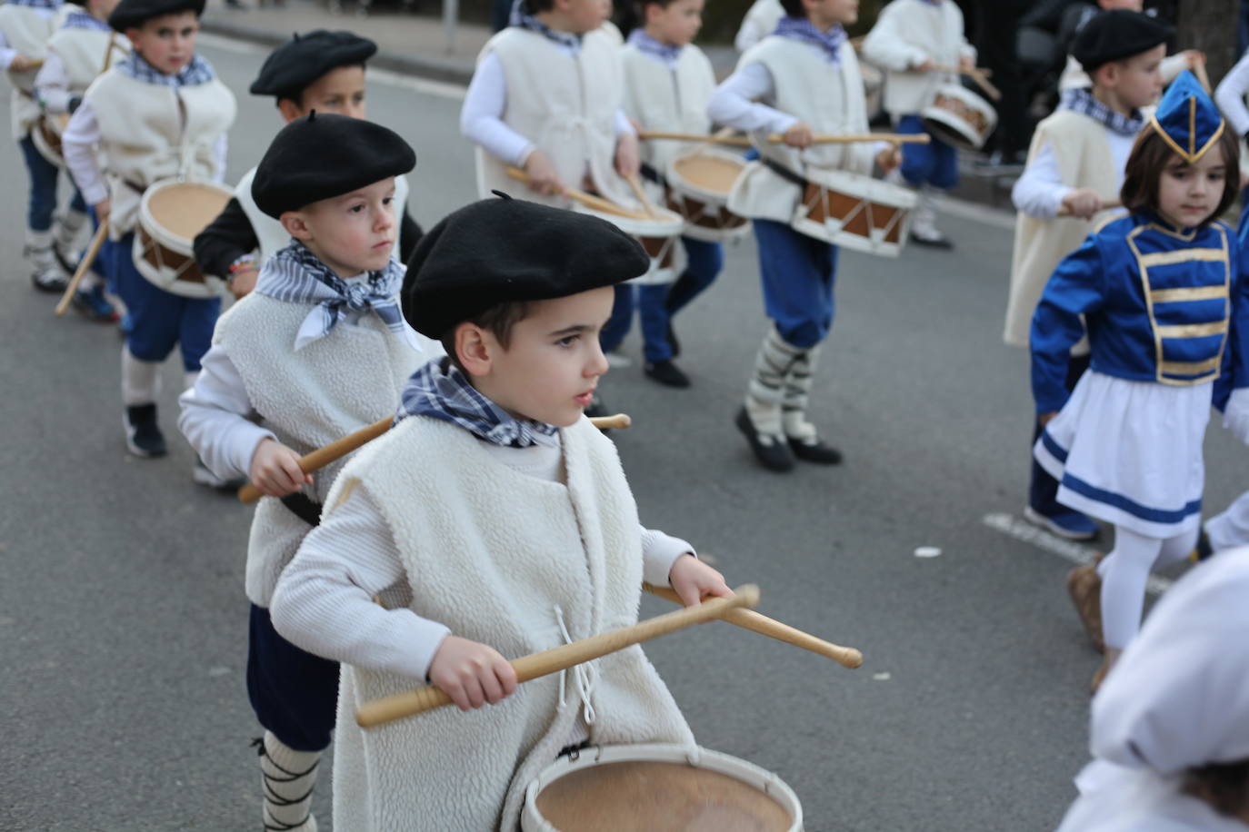 El ritmo de los tambores invade las calles de Idiazabal